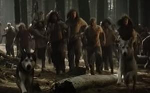 Bavaria bierfles tegen een boslandschap met mensen in de verte.