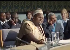 Man schenkt bier uit een groene fles in een glas met het Bavaria logo.