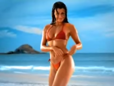 Man houdt een fles vast onder een parasol op een zomerse dag.