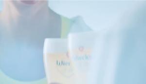 Glas en verpakking van Wieckse Radler 0.0% met citroenen en tekst over zonne-energie.