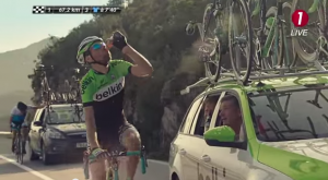 Pak Amstel 0.0% Radler, fles, glas bier en halve citroen op een tafel in de zon.