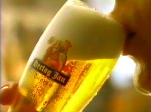 Etiket van Hertog Jan bier met afbeelding van een hertog en bubbels op de achtergrond.