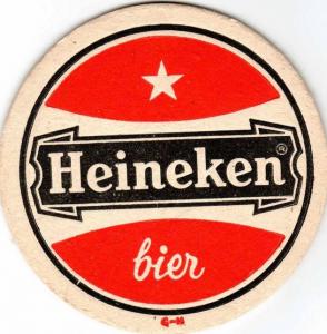 Illustratie van mensen die Heineken bier drinken in een gezellige barsetting.