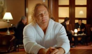 Bavaria 0.0% bierflesjes op een bar met onscherpe achtergrond.