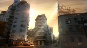 Hand houdt een flesje Bavaria bier omhoog tegen een wazige architecturale achtergrond.