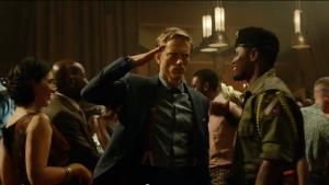 Heineken flesje op een bar met personen op de achtergrond in een clubomgeving.