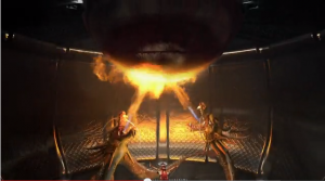 Twee grote bierglazen met Sapporo-logo voor een stadsbeeld bij nacht.