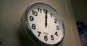 Mensen in een bar met een Palm logo en tekst 'Waarom? Daarom'.