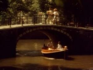 Close-up van een persoon met bril die een glas bier drinkt.