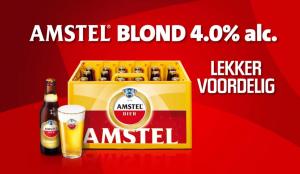Man zit ontspannen op een bank met een Amstel Blond 4.0 flesje in zijn hand.