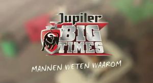 Groep mensen barbecuet naast een vintage auto op een parkeerplaats.