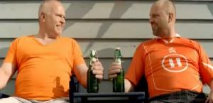 Bierfles met beugelsluiting, Grolsch-logo op achtergrond