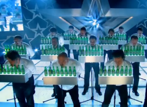 Man opent een Heineken-bierfles met een glimlach op zijn gezicht.