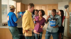 Emmer met Bud Light bier op keukentafel met zes flesjes.