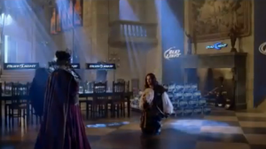 Personages dansen in een zwaardvechtende houding in een middeleeuwse kroeg met Bud Light neonborden.