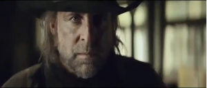 Mensen in een drukke saloon met flessen bier en een vreugdevolle sfeer.