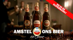 Fles Amstel bier naast rode ballon met 