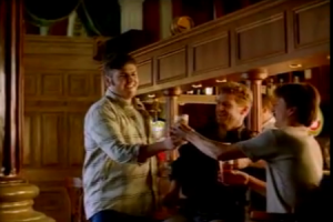 Mensen genieten van een drankje in een traditionele bar met houten inrichting.