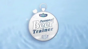 Vrouw ligt in bikini met bierflesje op rug bij zwembad