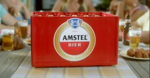 Man sluit ogen terwijl hij bier drinkt in de tuin.