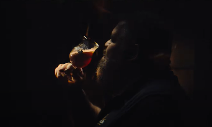 Brouwer proeft Hertog Jan Grand Prestige