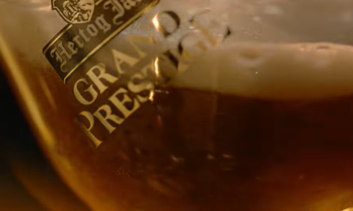 Close-up van Grand Prestige glas terwijl het bier erin stroomt 