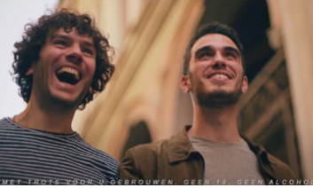 Twee lachende mannen in Italië