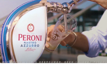 Man tapt Peroni Nastro Azzurro