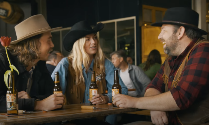 Davo Cafe Racer Drinken aan tafel