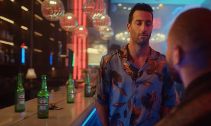 Ricciardo aan de bar met Heineken bier