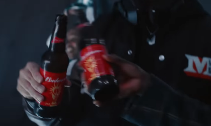 Proosten met Bud WK flesjes