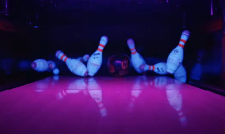 Bowlingbal raakt pins