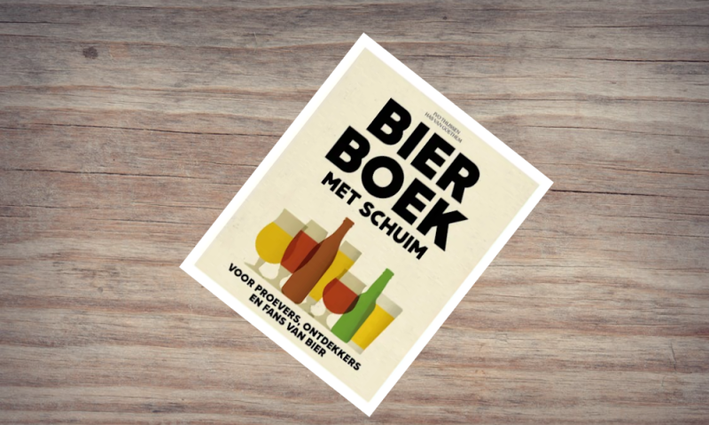 Bierboek met Schuim op tafel