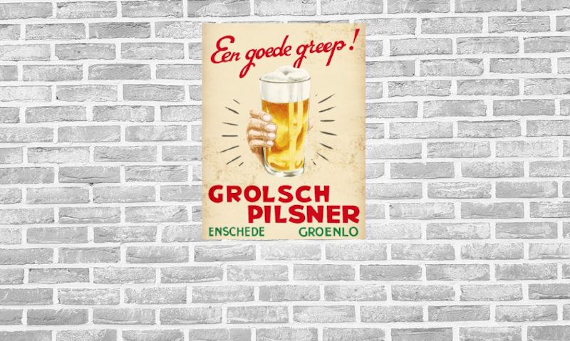 Grolsch wandord op een grijze muur