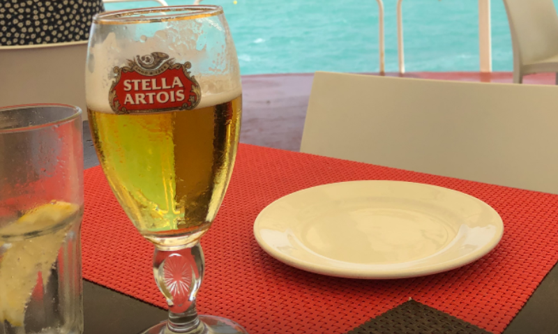 Stella Artois bierglas op voet