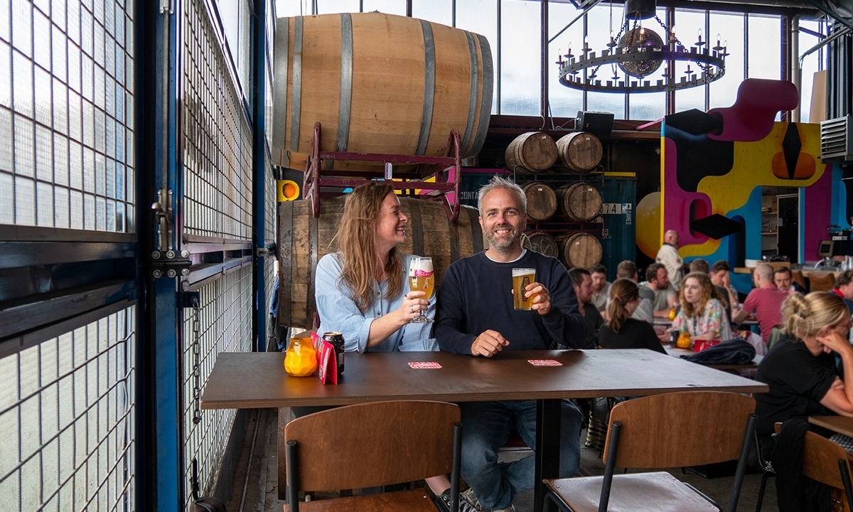 Bierproeven in een brouwerij uit de gids