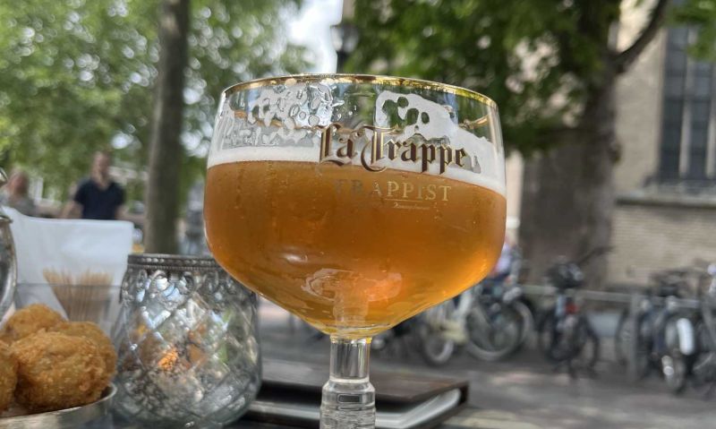 La Trappe bier op het terras
