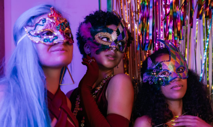 Gemaskerde dames tijdens carnaval / Pexels