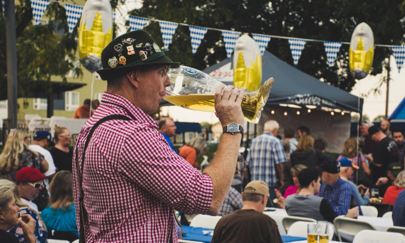 bier drinken uit bierlaars tijdens oktoberfest