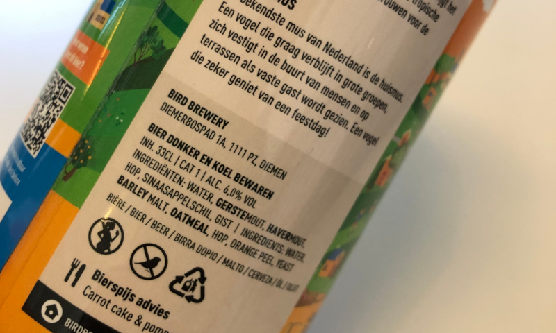 Etiket op een blikje bier