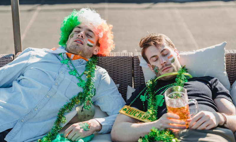 Mannen liggen te slapen na te veel bier