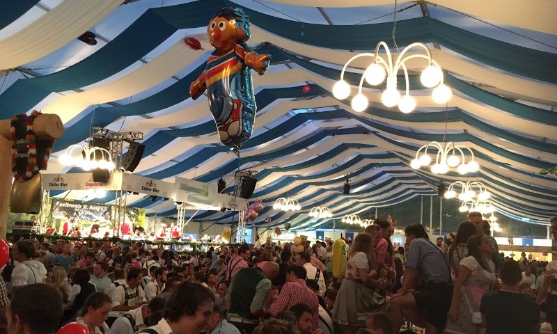 Tent vol mensen in traditionele kleding tijdens Oktoberfest