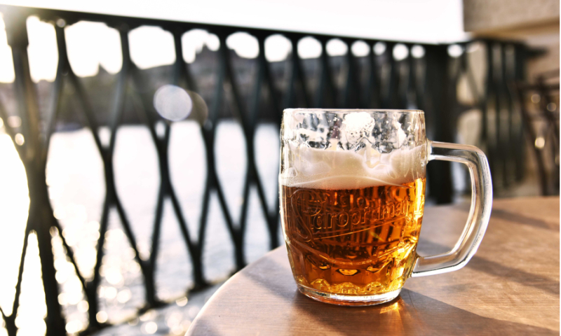 Pul bier op een terras