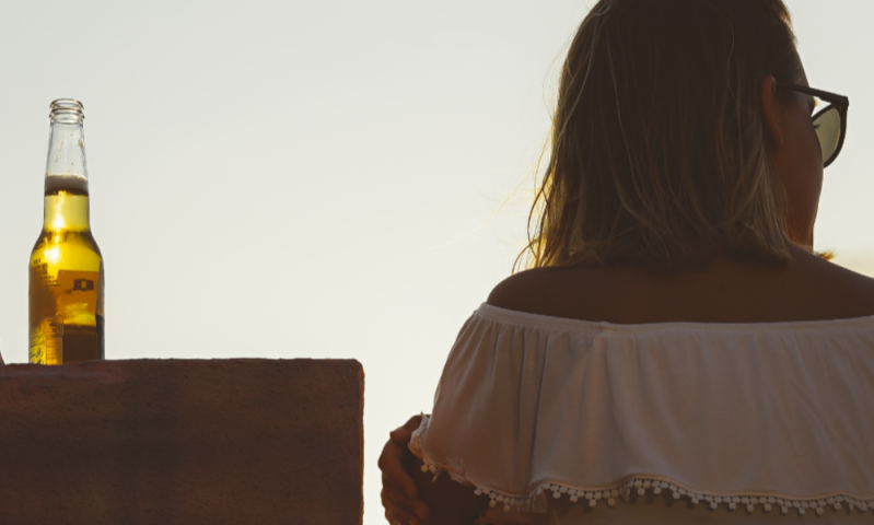 bier in de zon met meisje ernaast