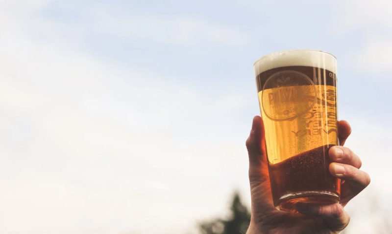 Glas bier in de hand