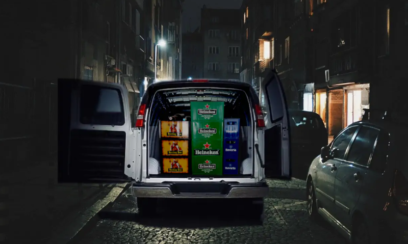 Bierkoerier busje in de straat