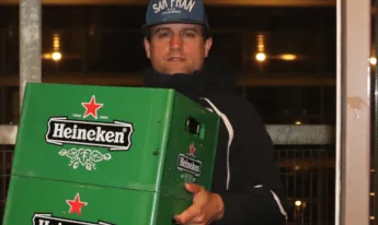 Bierkoerier met twee kratten Heineken