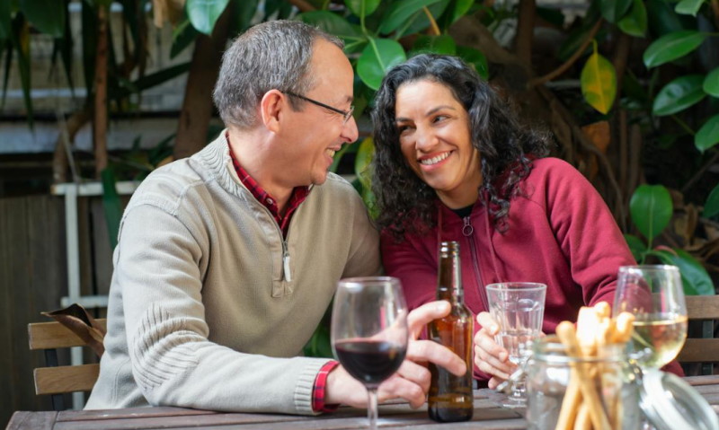 Koppel drinkt wijn en bier