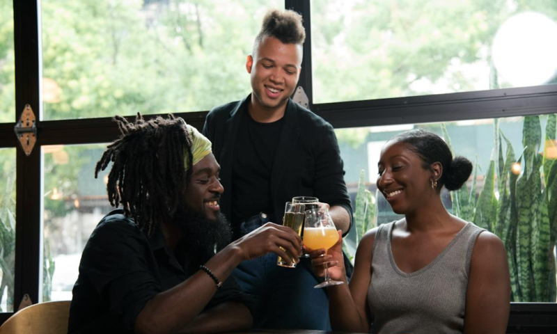 Proosten met verschillende drankjes