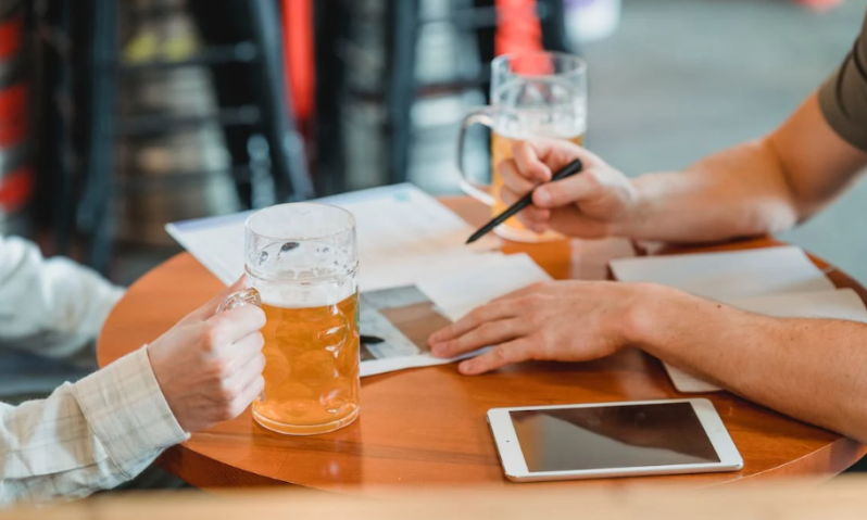 Bier drinken tijdens een werkoverleg